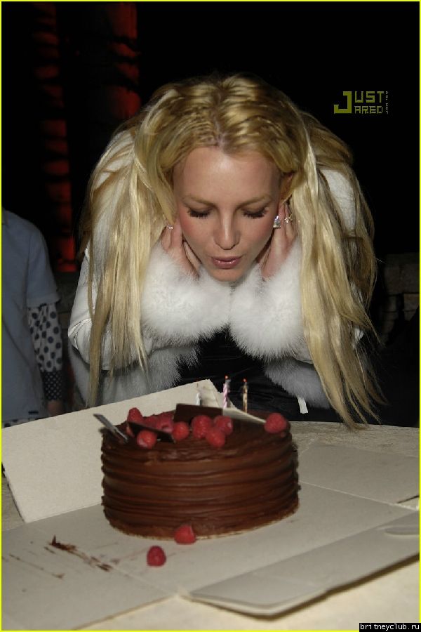 Бритни задувает свечи на тортеbritney-cake07.jpg(Бритни Спирс, Britney Spears)