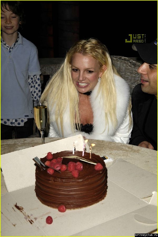 Бритни задувает свечи на тортеbritney-cake10.jpg(Бритни Спирс, Britney Spears)