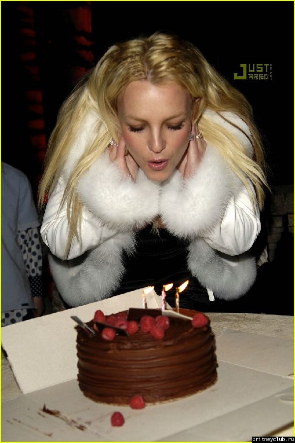 Бритни задувает свечи на тортеbritney-cake17.jpg(Бритни Спирс, Britney Spears)