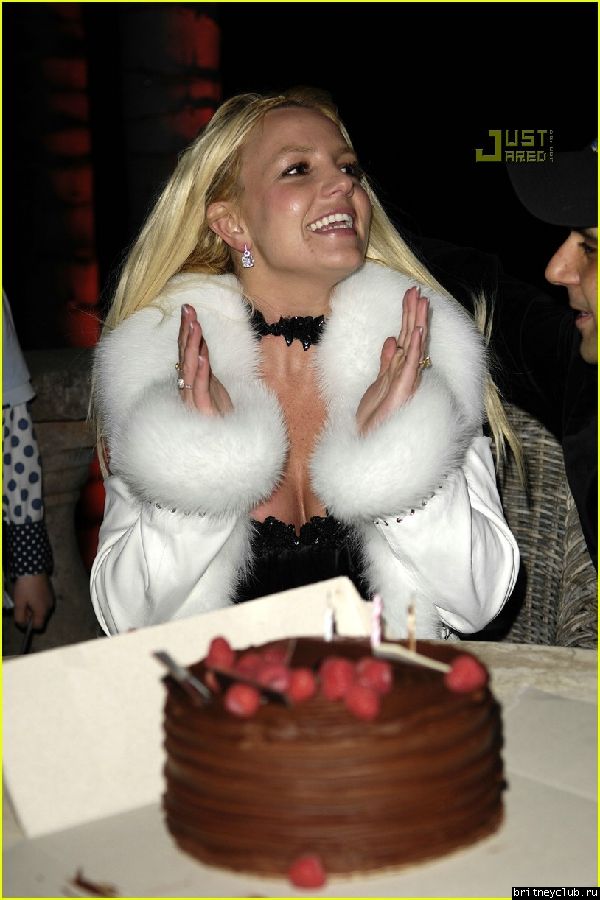 Бритни задувает свечи на тортеbritney-cake23.jpg(Бритни Спирс, Britney Spears)