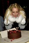 Бритни задувает свечи на торте