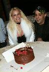 Бритни задувает свечи на торте