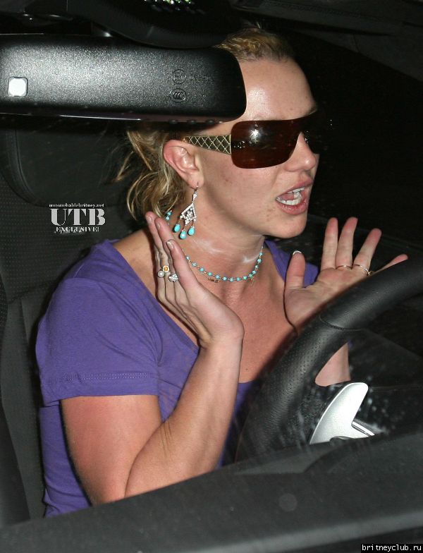 Бритни с Сэмом Латфи едут в отель19~325.jpg(Бритни Спирс, Britney Spears)