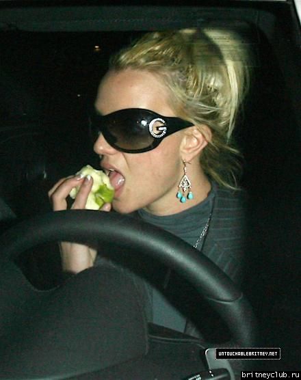 Бритни ест яблоко11~559.jpg(Бритни Спирс, Britney Spears)
