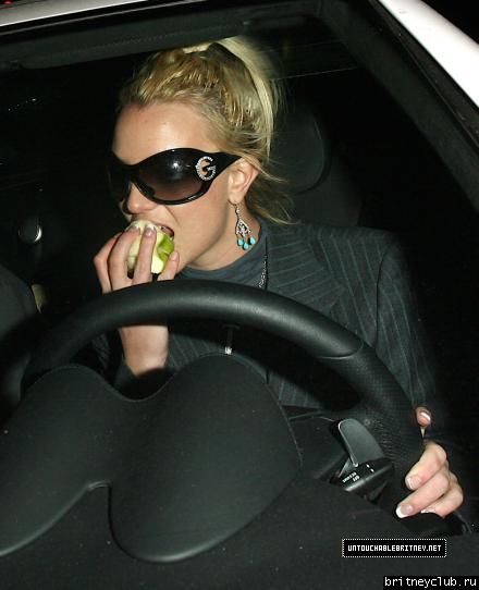 Бритни ест яблоко7~222.jpg(Бритни Спирс, Britney Spears)
