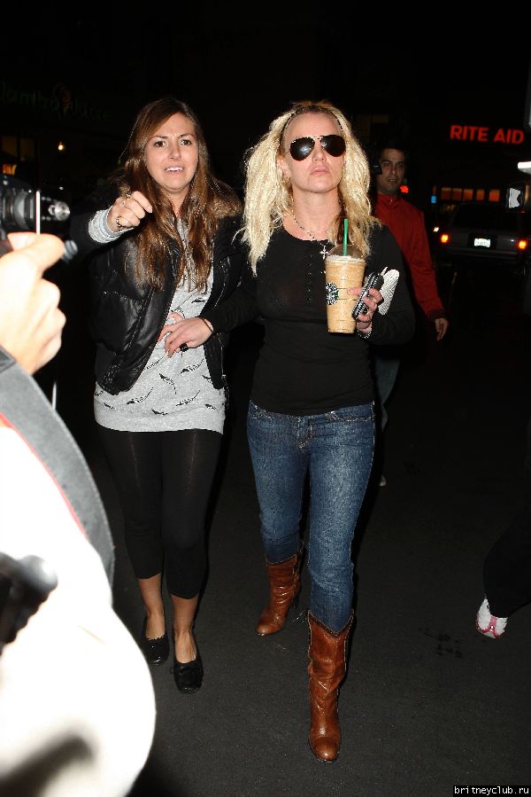 Бритни и Элли в Starbucks55~2.JPG(Бритни Спирс, Britney Spears)