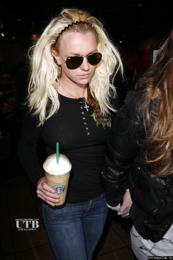 Бритни и Элли в Starbucksx84.JPG(Бритни Спирс, Britney Spears)
