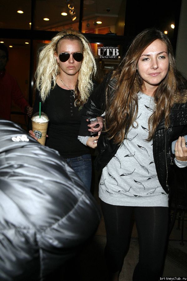 Бритни и Элли в Starbucksx85.JPG(Бритни Спирс, Britney Spears)