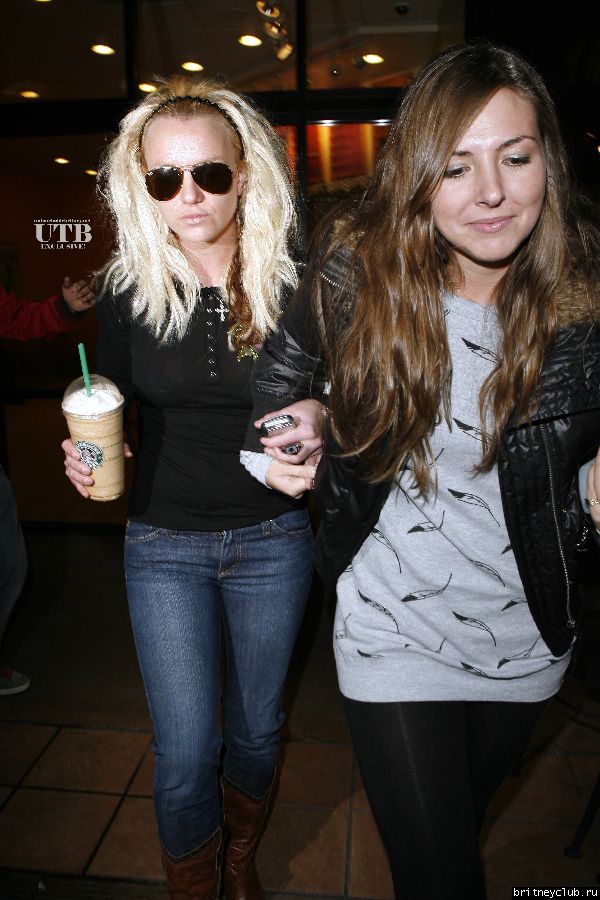 Бритни и Элли в Starbucksx87.JPG(Бритни Спирс, Britney Spears)