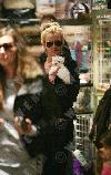Бритни с Элли в магазине для животных
