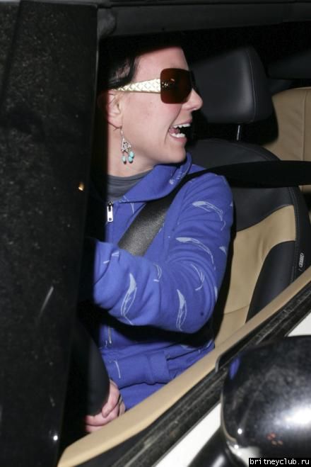 Бритни уезжает из отеля The Four Seasons19~0~0.jpg(Бритни Спирс, Britney Spears)