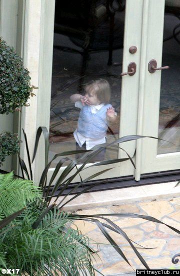 Джейден Джеймс в особняке Бритни в Малибу 1 января03~113.jpg(Бритни Спирс, Britney Spears)