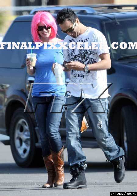 Бритни и Эднан в Старбуксе в Баджа в Мехико2~417.jpg(Бритни Спирс, Britney Spears)