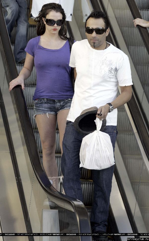Бритни и Эднан на шоппинге в Rite Aid и Gaucho Grill19~367.jpg(Бритни Спирс, Britney Spears)