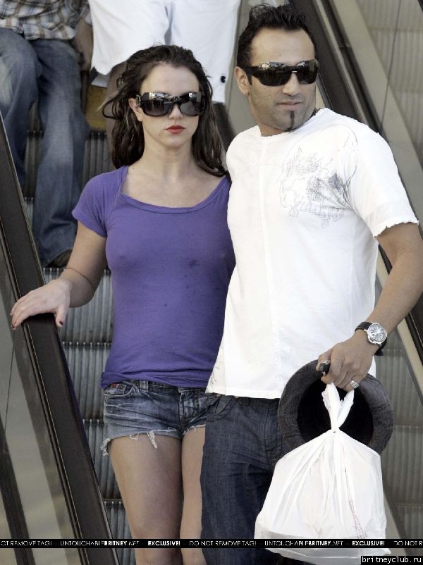 Бритни и Эднан на шоппинге в Rite Aid и Gaucho Grill20~345.jpg(Бритни Спирс, Britney Spears)