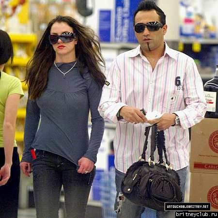 Бритни и Эднан на шоппинге в Rite Aid 3006963.jpg(Бритни Спирс, Britney Spears)