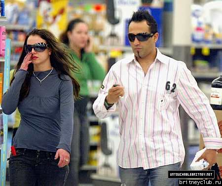Бритни и Эднан на шоппинге в Rite Aid 3006964.jpg(Бритни Спирс, Britney Spears)