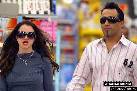 Бритни и Эднан на шоппинге в Rite Aid 3006967.jpg(Бритни Спирс, Britney Spears)