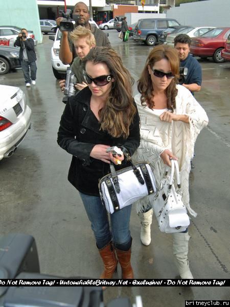 Бритни с помощницей на  шоппинге1~508.jpg(Бритни Спирс, Britney Spears)
