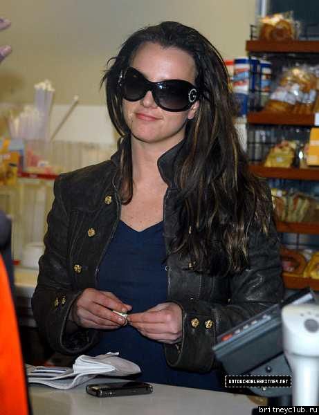 Бритни с помощницей на  шоппинге26~41.jpg(Бритни Спирс, Britney Spears)