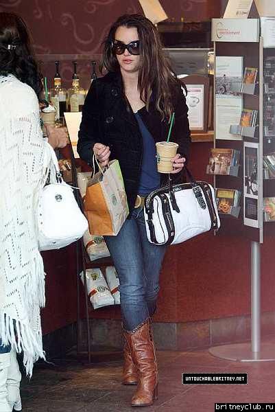 Бритни с помощницей на  шоппинге8~308.jpg(Бритни Спирс, Britney Spears)