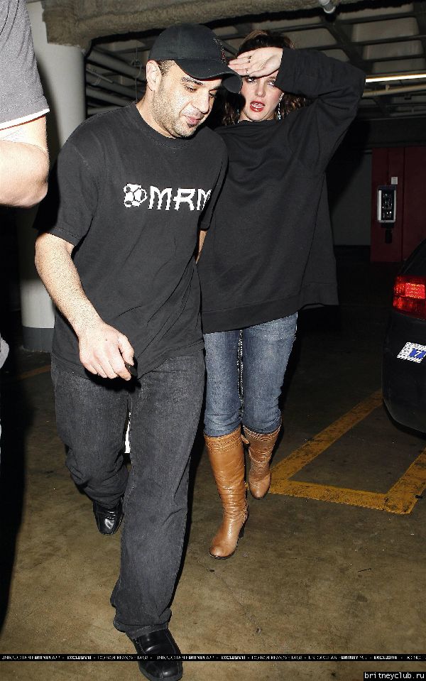 Бритни и Сэм уезжают из кинотеатра44~2.jpg(Бритни Спирс, Britney Spears)