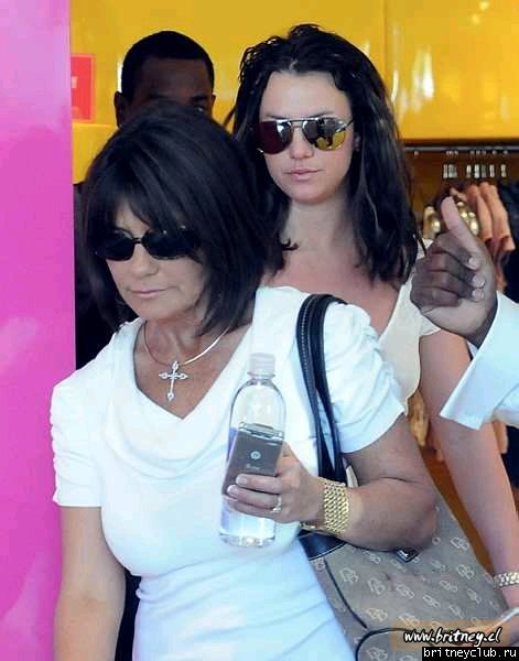 Бритни с матерью на шоппинге в Miss Sixty54.jpg(Бритни Спирс, Britney Spears)