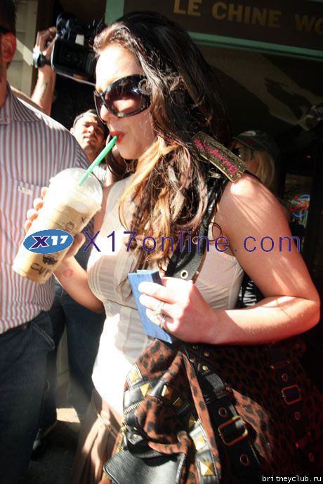 Бритни в StarbucksBSPEARSDAD022808_3.jpg(Бритни Спирс, Britney Spears)