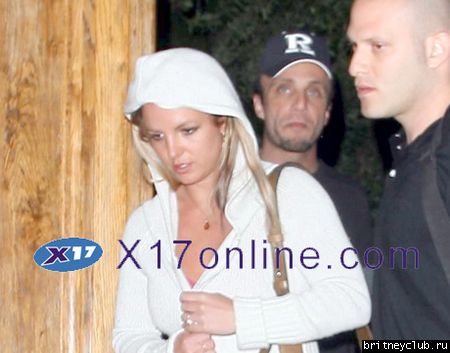 Бритни с Ларри Рудолфом покидают студиюBSPEARSLRUDOLPH041408_01.jpg(Бритни Спирс, Britney Spears)