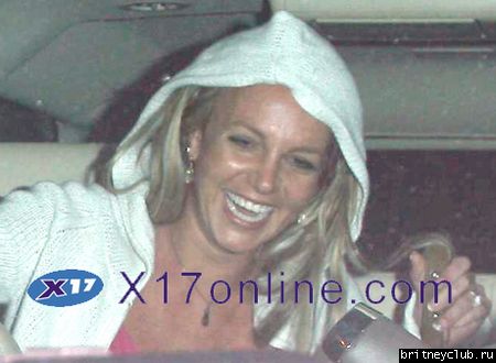 Бритни с Ларри Рудолфом покидают студиюBSPEARSRECORDING041408_01.jpg(Бритни Спирс, Britney Spears)