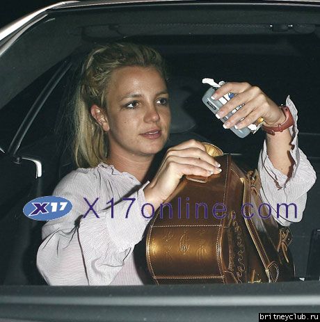 Бритни уезжает из студии звукозаписи1210270291376.jpg(Бритни Спирс, Britney Spears)