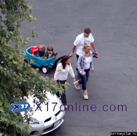 Бритни гуляет с сыновьямиBSPEARS050508_01.jpg(Бритни Спирс, Britney Spears)