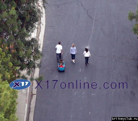 Бритни гуляет с сыновьямиBSPEARS050508_03.jpg(Бритни Спирс, Britney Spears)