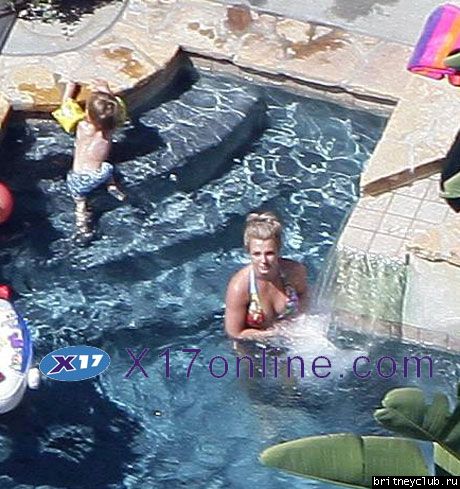 Бритни играет с детьми в бассеинеBSPEARSPOOL050108_01.jpg(Бритни Спирс, Britney Spears)