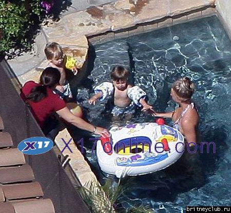 Бритни играет с детьми в бассеинеBSPEARSPOOL050108_07.jpg(Бритни Спирс, Britney Spears)