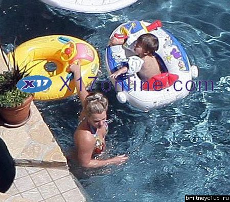 Бритни играет с детьми в бассеинеBSPEARSPOOL050108_39.jpg(Бритни Спирс, Britney Spears)