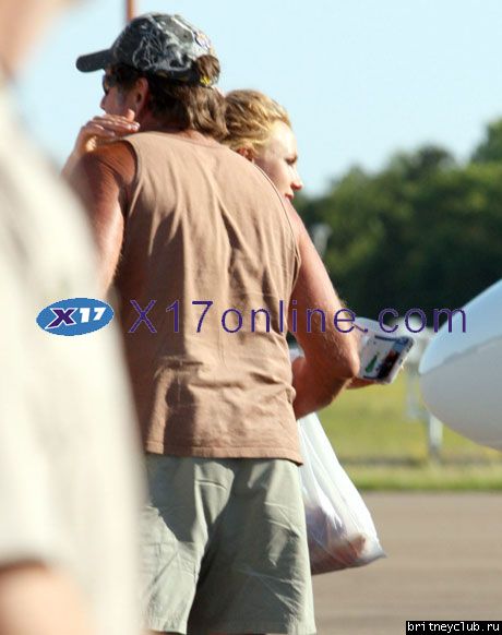 Бритни садится в самолетBSPEARSSHOWER050408_08.jpg(Бритни Спирс, Britney Spears)