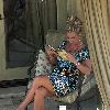 Бритни читает книгу во дворе своего дома в Беверли Хиллс