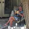 Бритни читает книгу во дворе своего дома в Беверли Хиллс