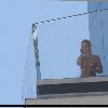 Бритни болтает по телефону на террасе в гостинице The Palms 15 июня 2008 года