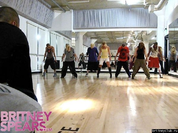 Репетиция танцев Бритни (новые фото)gallery_enlarged-britney-spears-dance-practice-102908-07.jpg(Бритни Спирс, Britney Spears)