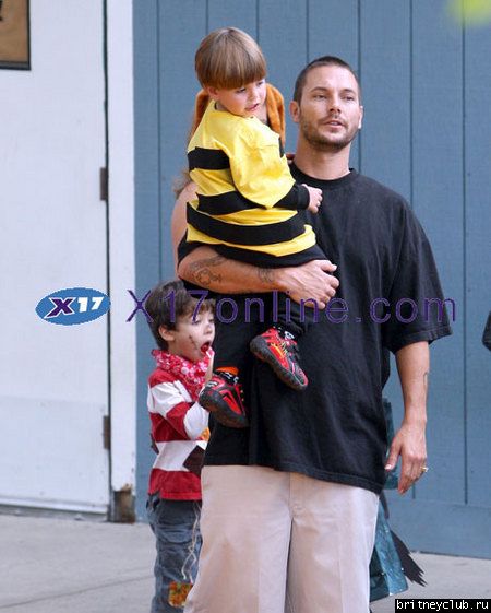 Кевин Федерлайн забирает сыновей из школыk-fedkids.jpg(Бритни Спирс, Britney Spears)