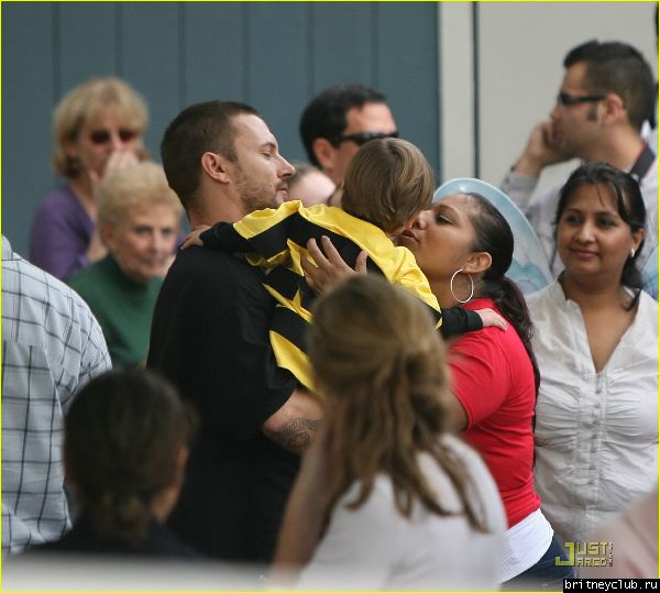 Кевин Федерлайн забирает сыновей из школыkevin-federline-halloween-05.jpg(Бритни Спирс, Britney Spears)