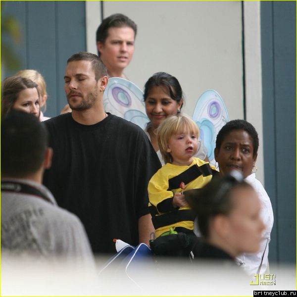 Кевин Федерлайн забирает сыновей из школыkevin-federline-halloween-06.jpg(Бритни Спирс, Britney Spears)