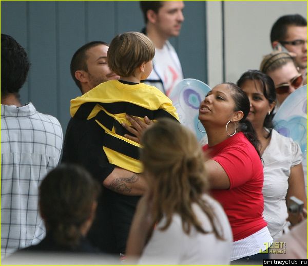 Кевин Федерлайн забирает сыновей из школыkevin-federline-halloween-07.jpg(Бритни Спирс, Britney Spears)