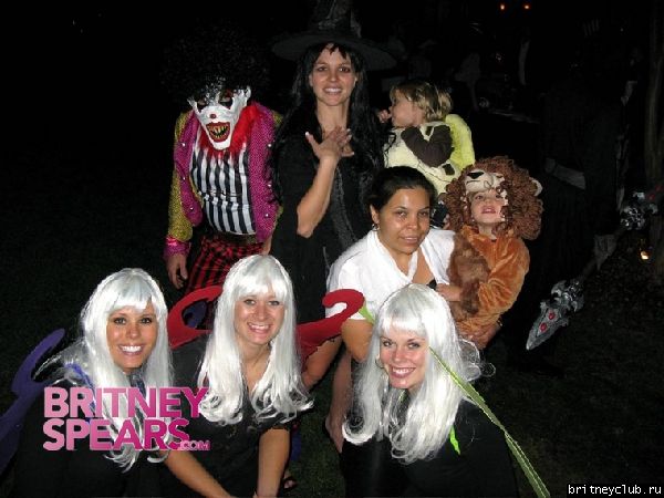 Бритни с детьми отмечают Halloweengallery_enlarged-britney-spears-halloween-night110308.jpg(Бритни Спирс, Britney Spears)