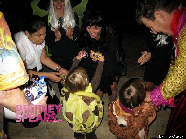 Бритни с детьми отмечают Halloweengallery_enlarged-britney-spears-halloween-trick-treat-sons-110408-01.jpg(Бритни Спирс, Britney Spears)