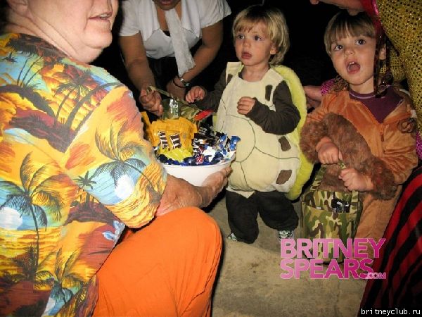 Бритни с детьми отмечают Halloweengallery_enlarged-britney-spears-halloween-trick-treat-sons-110408-02.jpg(Бритни Спирс, Britney Spears)