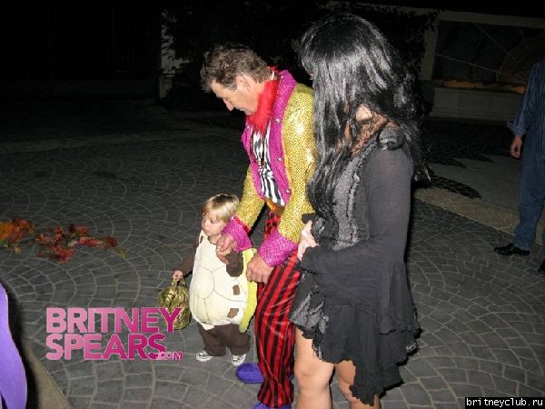Бритни с детьми отмечают Halloweengallery_enlarged-britney-spears-halloween-trick-treat-sons-110408-04.jpg(Бритни Спирс, Britney Spears)