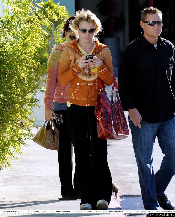 Бритни посетила Starbucks перед перелетом в Кентвуд50062235.jpg(Бритни Спирс, Britney Spears)